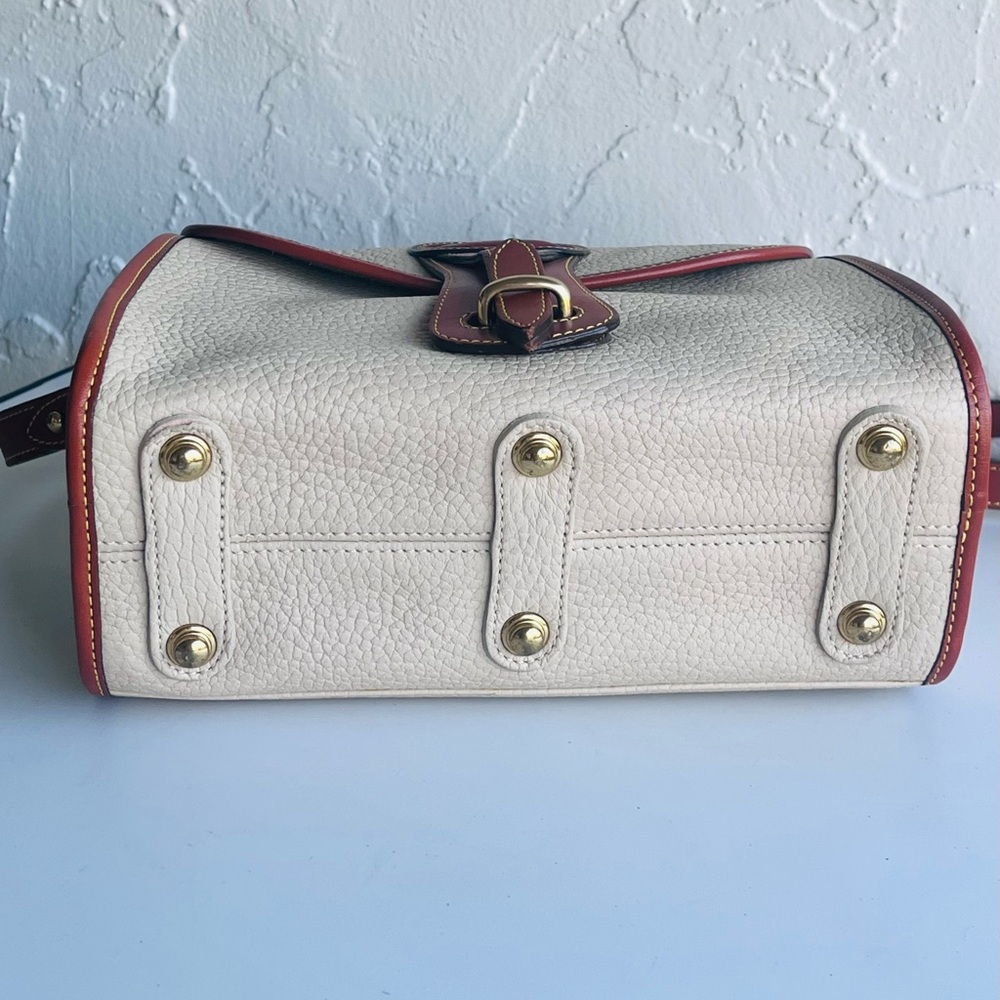 VINTAGE DOONEY AND BOURKE  BEIGE/CREAM ESSEX AWL SHOULDER CROSSBODY BAG TAN TRIM - Picture 7 of 16